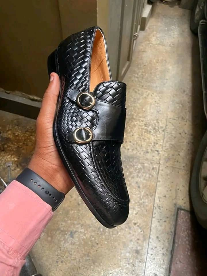 Chaussure en cuir noir à double boucle et motif tressé