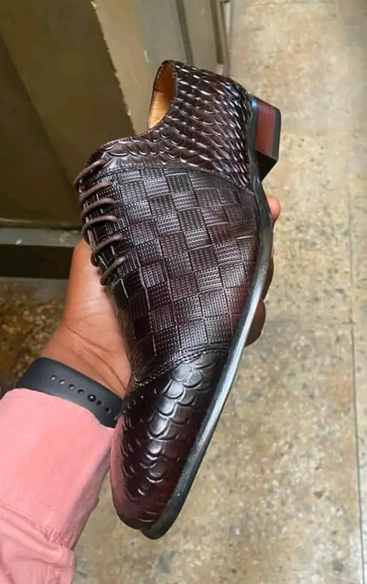 Chaussure en cuir tressé marron foncé