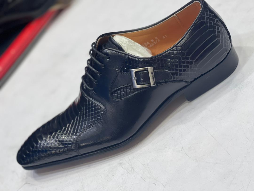 Chaussures habillées en cuir noir à motif crocodile