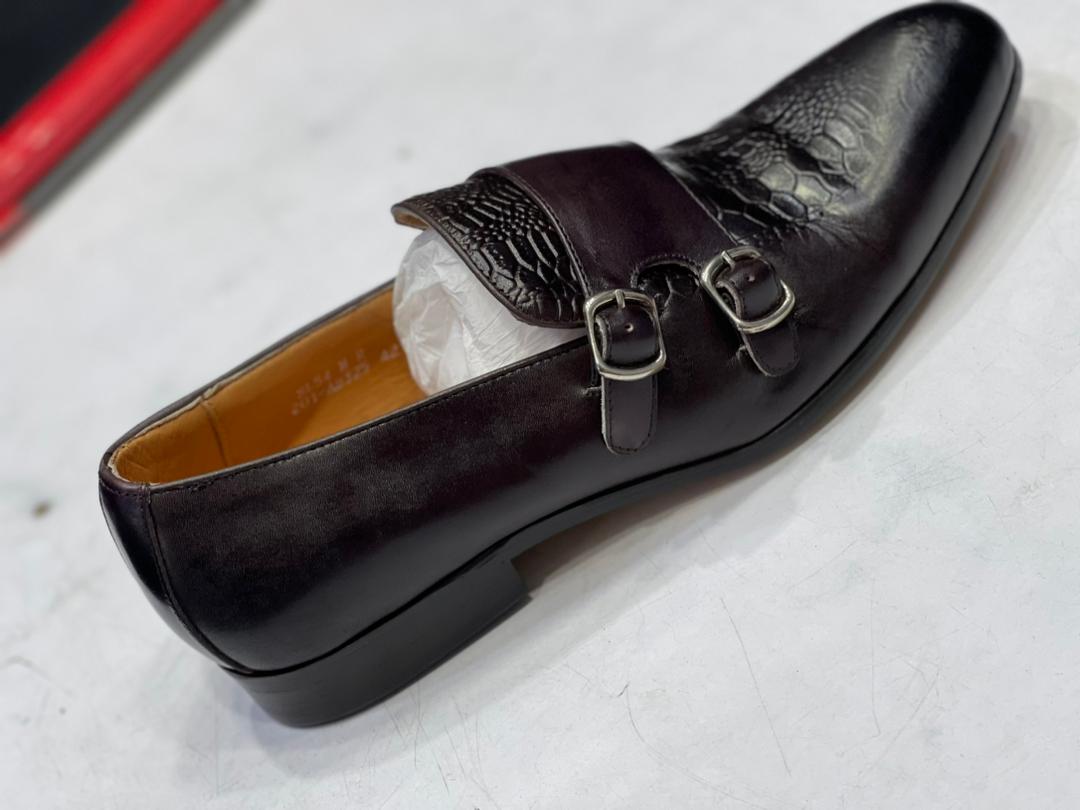 Chaussure en cuir noir à double boucle et motif tressé